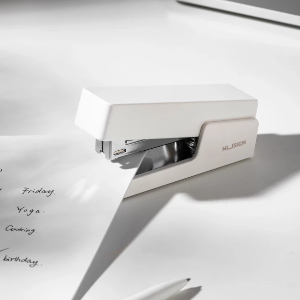 Степлер Deli ENS084 WHITE Nusign 24/6 26/6 (20листов) белый 100скоб коробка