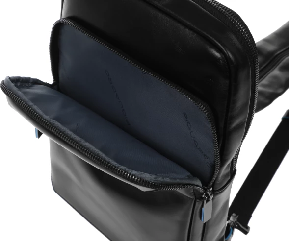 Рюкзак слинг мужской Piquadro Blue Square CA6589B2/N черный натур.кожа
