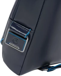 Рюкзак слинг мужской Piquadro Blue Square CA6898B2/BLU2 темно-синий натур.кожа