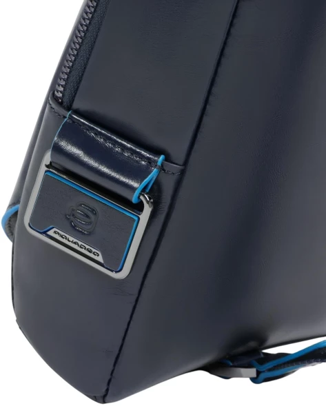 Рюкзак слинг мужской Piquadro Blue Square CA6898B2/BLU2 темно-синий натур.кожа
