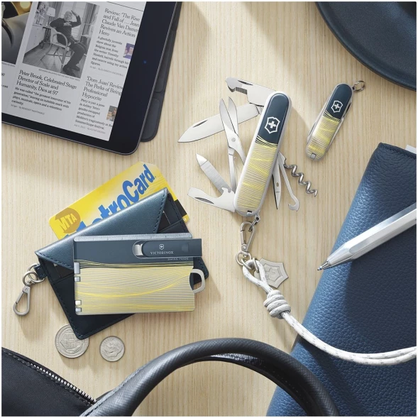 Нож перочинный Victorinox Classic SD New York Style (0.6223.E223) 58мм 7функц. серый подар.коробка в комплекте: шнурок