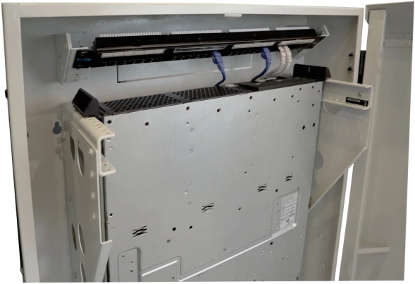 Шкаф коммутационный Lanmaster (TWT-CBVRT-5U-6X7-GY) настенный 5U 650x250мм пер.дв.металл направл.под винты 68кг серый 505мм 741мм IP20 сталь