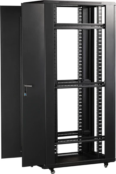Шкаф серверный Lanmaster (TWT-CBB-32U-6X6-G1) напольный 32U 600x600мм пер.дв.стекл металл 2 бок.пан. 800кг черный 526мм 64.5кг 1610мм IP20 металл