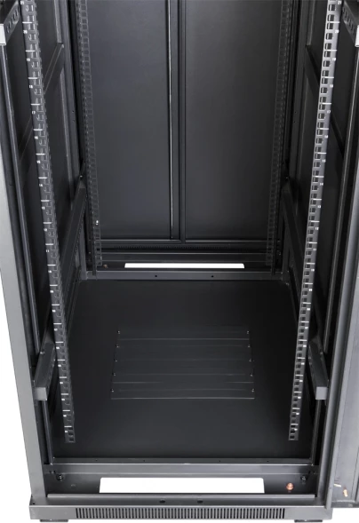Шкаф серверный Lanmaster (TWT-CBB-32U-6X6-G1) напольный 32U 600x600мм пер.дв.стекл металл 2 бок.пан. 800кг черный 526мм 64.5кг 1610мм IP20 металл