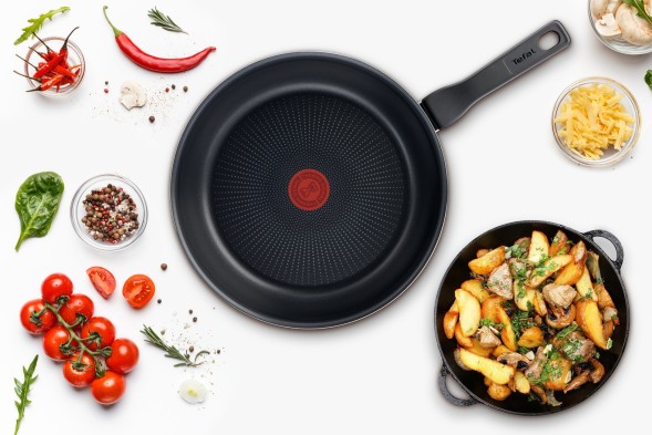 Сковорода Tefal Force 4218928 круглая 28см покрытие: Titanium ручка несъемная (с крышкой) черный (9100048323)