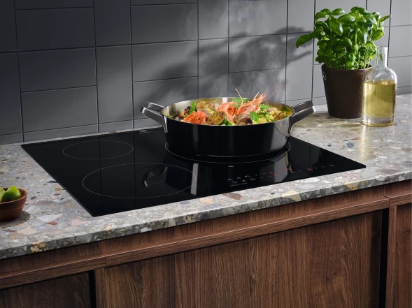 Индукционная варочная поверхность Electrolux LIT60336C черный