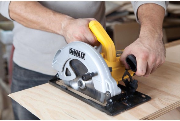 Циркулярная пила (дисковая) DeWalt DWE560-QS 1350Вт (ручная) D диска.:184мм