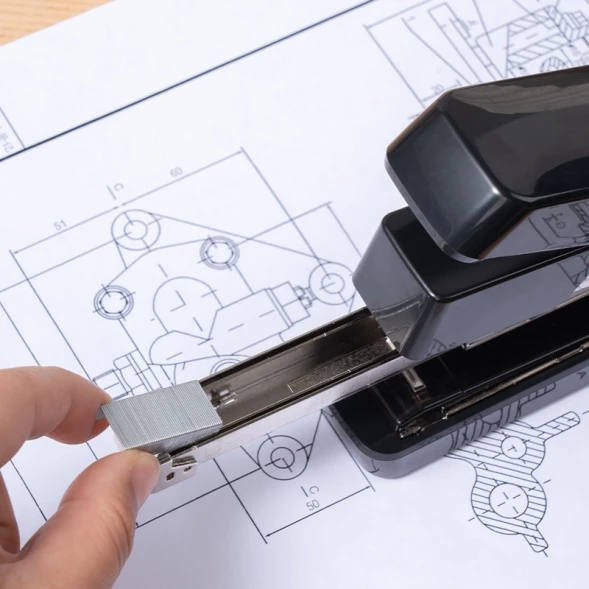 Степлер настольный Deli E0371S BLACK E0371S Exceed 24/6 24/8 26/6 26/8 (55листов) снижение усилия плоский подгиб скобы черный 50скоб металл/пластик коробка