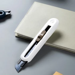 Нож канцелярский Deli ENS062-WHITE Nusign шир.лез.18мм выдвижное лезвие фиксатор 8 сменных лезвий металл/пластик белый