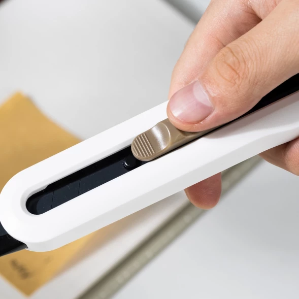 Нож канцелярский Deli ENS062-WHITE Nusign шир.лез.18мм выдвижное лезвие фиксатор 8 сменных лезвий металл/пластик белый