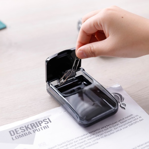 Скрепочница Deli E988 магнитная ассорти картонная коробка