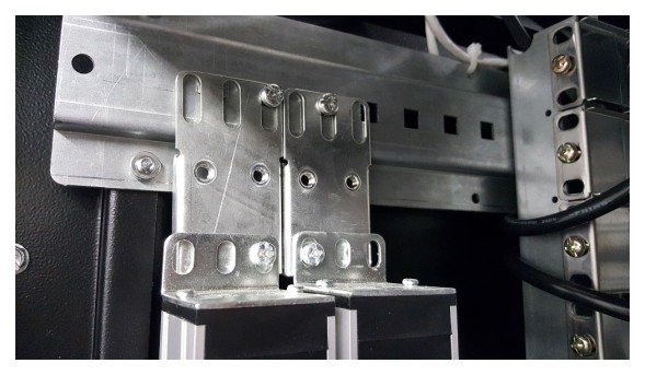 Блок распределения питания Rem R-32-20C13-10C19-A-I-1420-K верт.размещ. 10xC19 20xC13 базовые 32A клеммная колодка