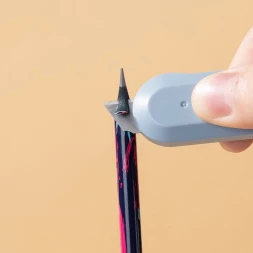 Карандаш ч/г Deli EC044-HB 2.2мм HB кругл. липа ассорти Graffiti texture ластик