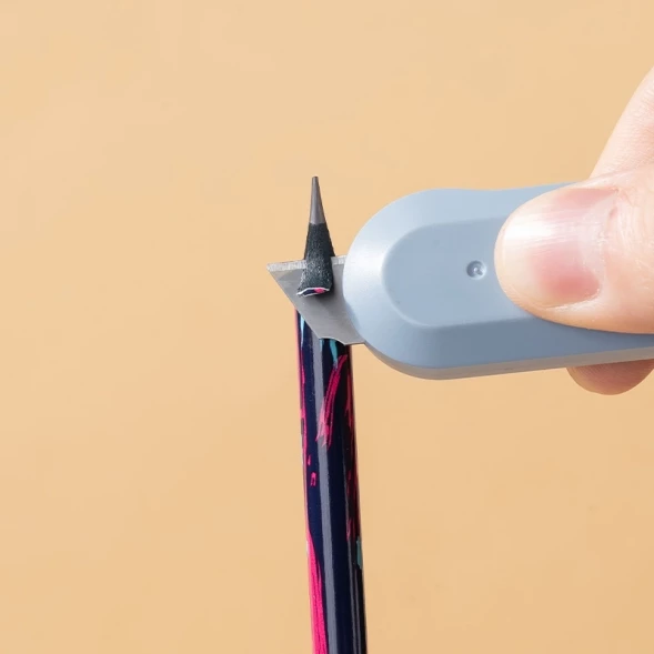 Карандаш ч/г Deli EC044-HB 2.2мм HB кругл. липа ассорти Graffiti texture ластик