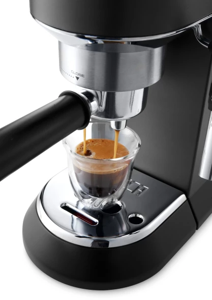 Кофеварка рожковая Delonghi EC685.BK 1350Вт черный