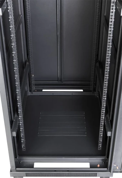 Шкаф коммутационный Lanmaster Business (TWT-CBB-18U-6X10-P1) напольный 18U 600x1000мм пер.дв.перфор. задн.дв.перфор.2-хст. 2 бок.пан. 800кг черный 926мм IP20