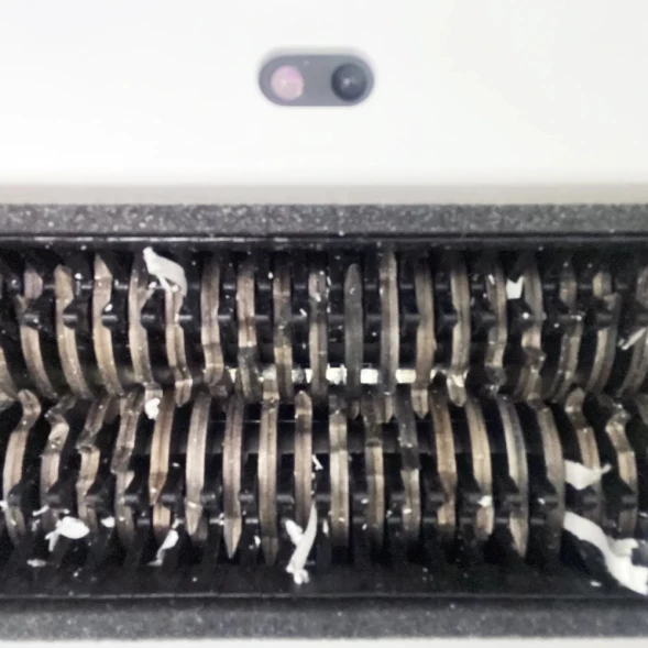 Шредер Office Kit S243N 3,9х38 белый (секр.P-4) фрагменты 35лист. 35лтр. скрепки скобы пл.карты CD