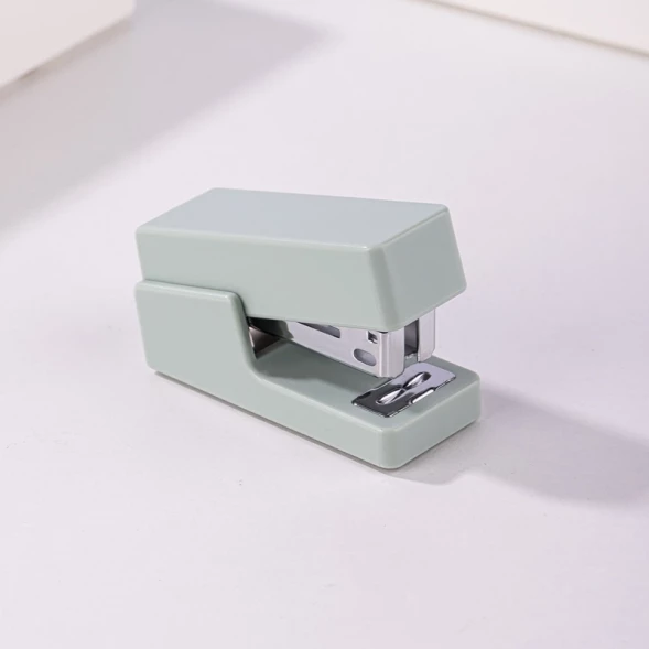 Степлер мини Deli ENS083GREEN ENS083 Linfini N10 24/6 (15листов) зеленый 15скоб металл/пластик блистер