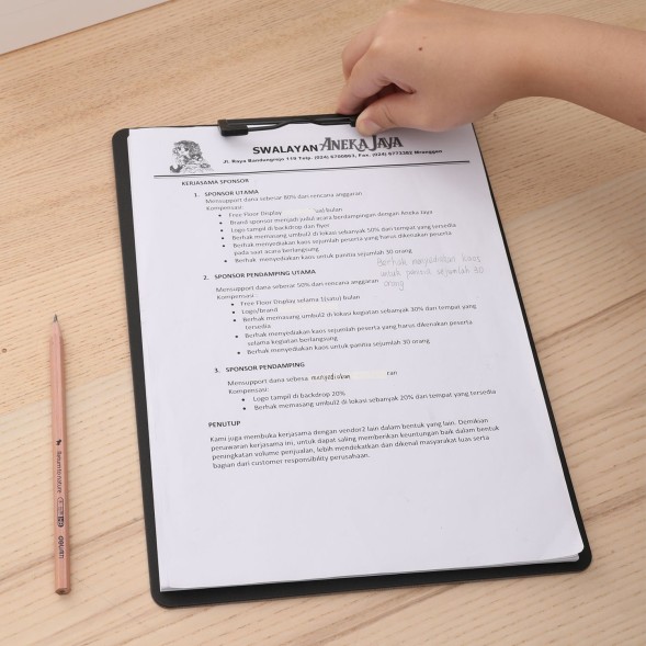 Папка клип-борд Deli EF75422 A4 полипропилен вспененный черный